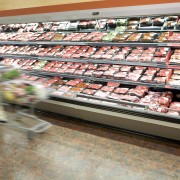 Exhibición y manejo de carne de res en vitrina