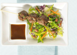 Bocados Asiáticos de Carne con Ensalada Rápida de Col