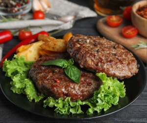 Tortitas de Carne de Res Molida con Ajo y Cebolla de Cambray Caramelizada Cápsulas de radio con Lulú Pedraza