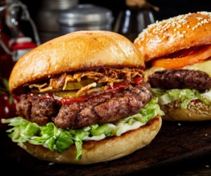 Hamburguesa de Sirloin Canadiense con Pimiento, Cebolla y Perejil Cápsulas de radio con Lulú Pedraza