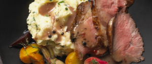 ROAST BEEF EN SALSA DE VINO A LA PIMIENTA Y BETABELES GLASEADOS