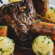 Brisket de Ternera Estofada Glaseada con Hierbas y Papas