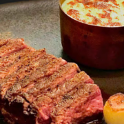 Rib Eye con Rub de Porcini, Pimientos de Padrón y Cremoso de dos Elotes