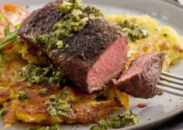 Filete de Res Sellado Sobre Torta de Papa con Salsa Verde