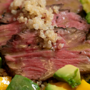 New York con Mojo de Cilantro y Ensalada Tibia de Quinoa
