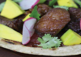 Sopes de chicharrón de rib eye