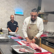 Chef cortando pieza de res en el seminario de cortes de Canada Beef