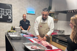 Chef cortando pieza de res en el seminario de cortes de Canada Beef