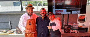 Master Class XO y Canadabeef, tres Chefs posando para la camara y sonriendo abrazados