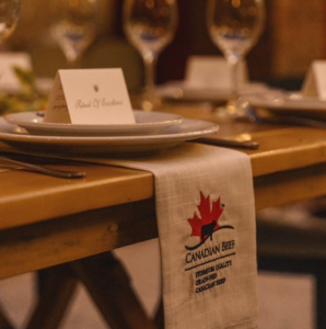 foto de los platos con los manteles y el logo de Canada Beef