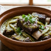 Costillas de Carne de Res en Salsa Verde con Nopales