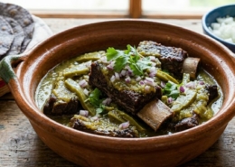 Costillas de Carne de Res en Salsa Verde con Nopales