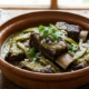 Costillas de Carne de Res en Salsa Verde con Nopales