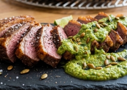 Picaña Canadiense a la Parrilla con Salsa de Aguacate y Pepita