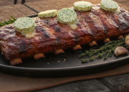 Costillas Premium a la Parrilla con Mantequilla de Ajo y Hierbas